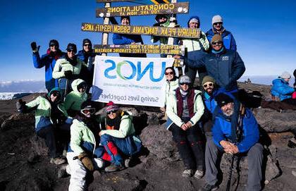 kidney donor hikers at the top of Mt. 乞力马扎罗 